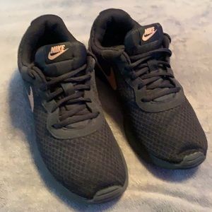 black size 8.5 nike running shoes